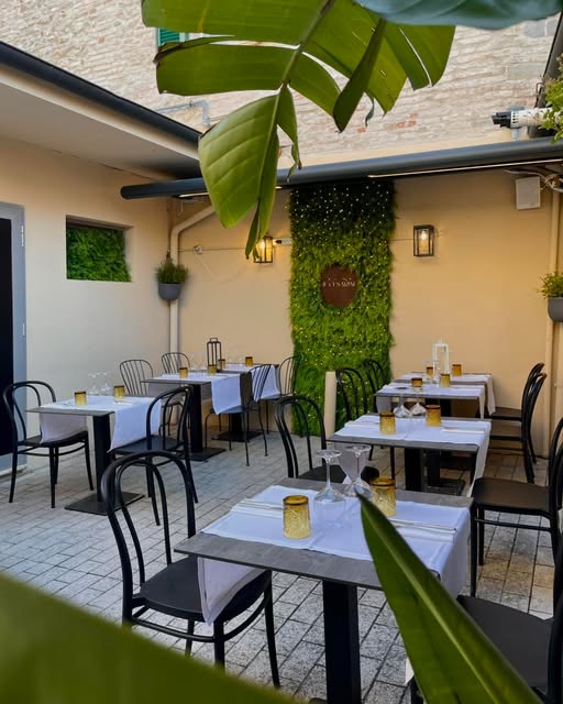 Terrazza esterna di Osteria Le Cesarine a Fano